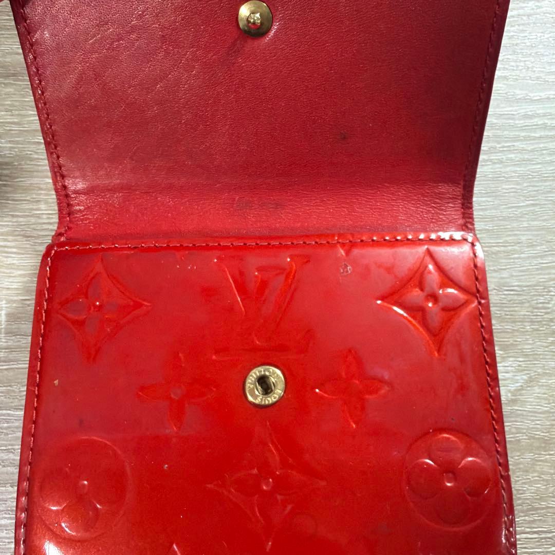 ルイヴィトン　赤いレザー二つ折り財布