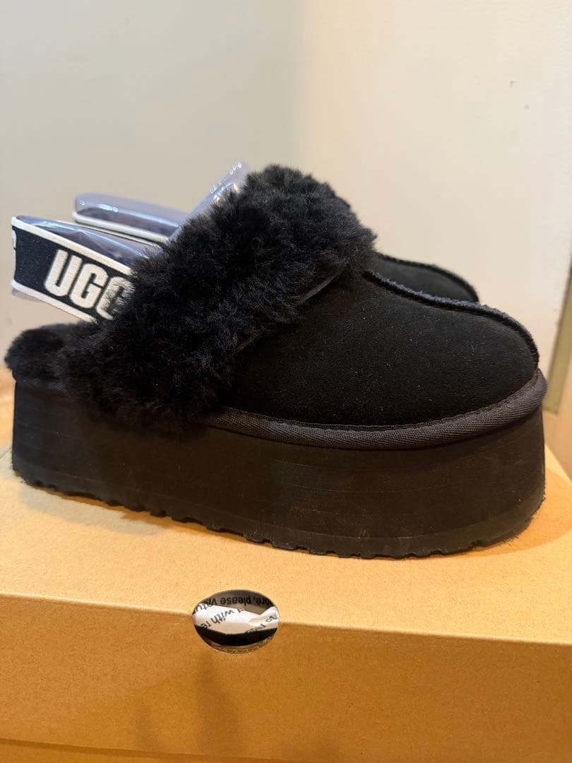 最終値下げ！ UGG ファンケット サンダル BLK 7 (24)