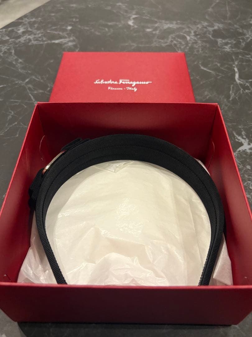 フェラガモ　Ferragamo ブラックリボンカチューシャ 箱付き