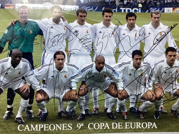 Realmadridの選手の直筆サイン入り集合写真