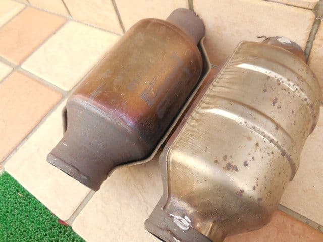 トヨタ プリウス 触媒 キャタライザー 2個セット コンバーター 純正 素材
