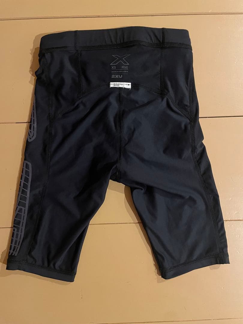2XU 黒 ゴールドロゴ ハーフタイツ XS