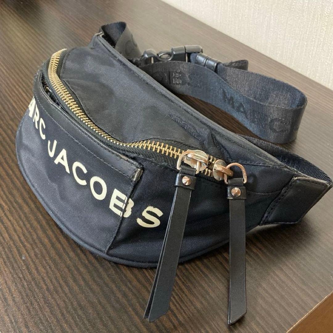 MARC JACOBS ブラック ボディバッグ
