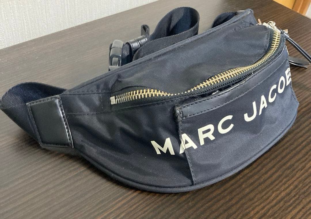 MARC JACOBS ブラック ボディバッグ