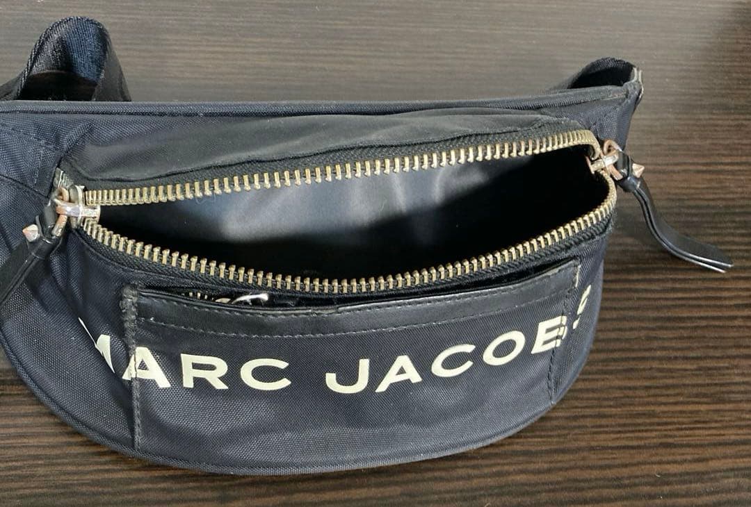 MARC JACOBS ブラック ボディバッグ