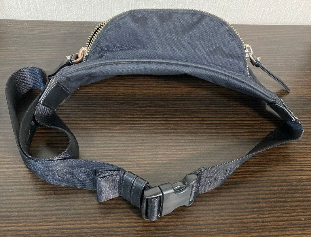 MARC JACOBS ブラック ボディバッグ