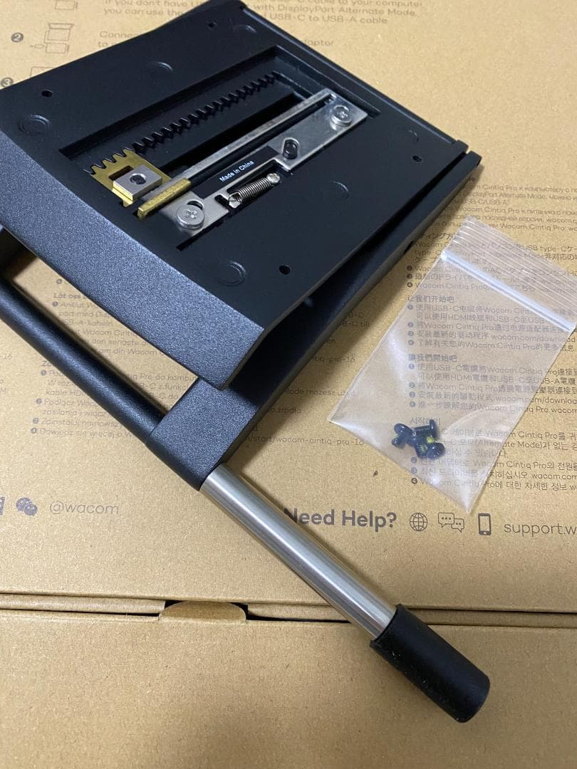 Wacom Cintiq Pro 16 (2021)　別売りのスタンド付き