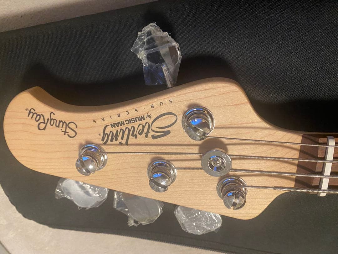 ベース Sterling by MUSIC MAN Ray4 Vintage Cream
