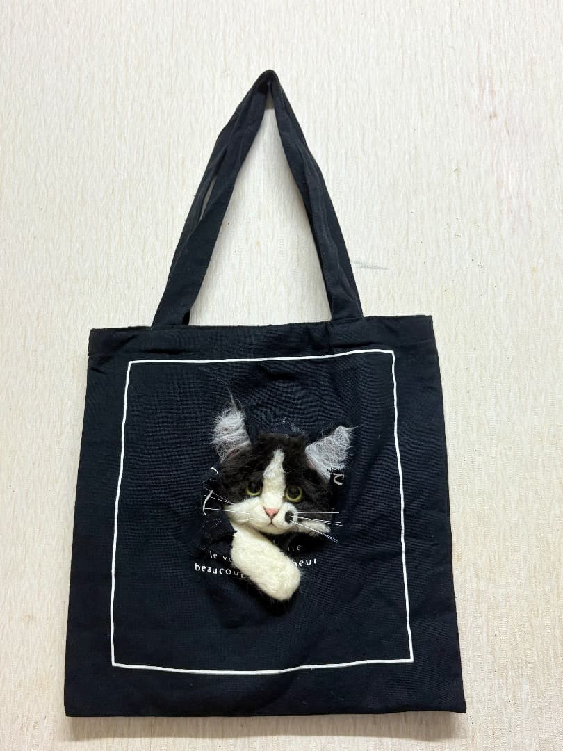 羊毛フェルト　飛び出した黒白猫トートバッグ【ハンドメイド