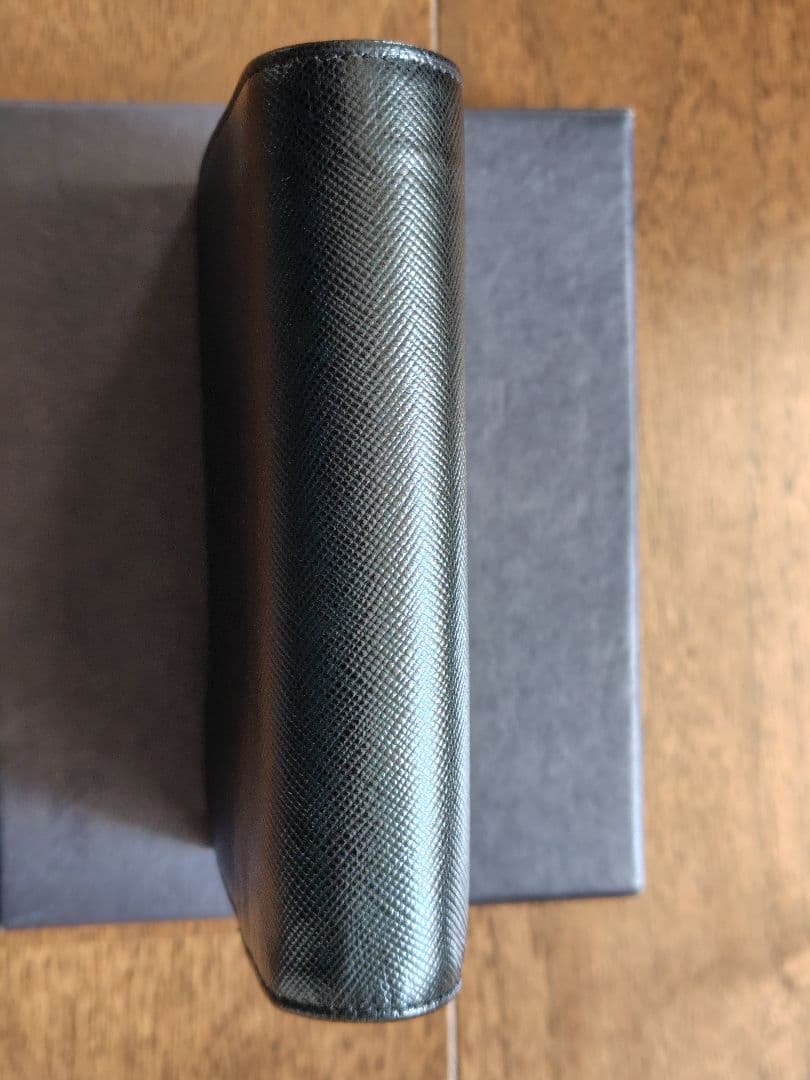 プラダ　革財布 M668
