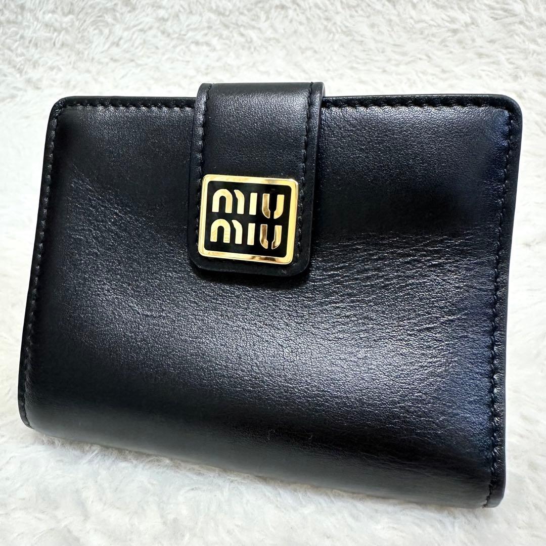 美品✨MIU MIUミュウミュウ 二つ折り財布 黒 金 ロゴ 近年モデル レザー