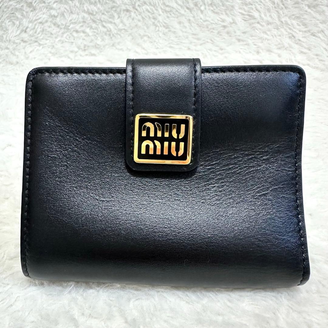 美品✨MIU MIUミュウミュウ 二つ折り財布 黒 金 ロゴ 近年モデル レザー