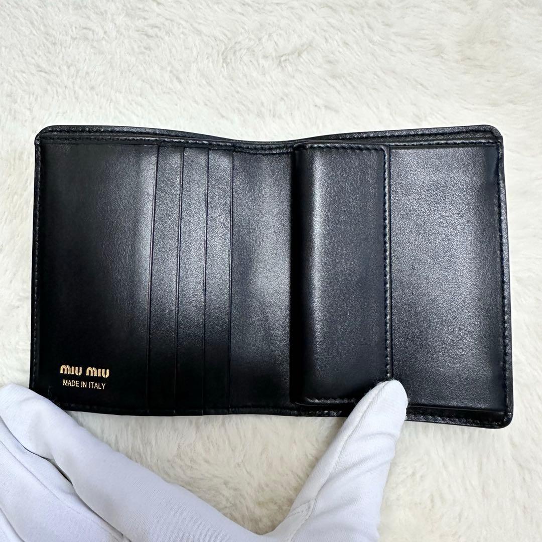美品✨MIU MIUミュウミュウ 二つ折り財布 黒 金 ロゴ 近年モデル レザー