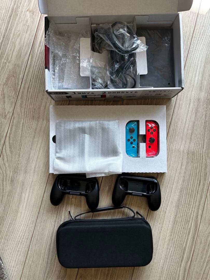 Nintendo Switch本体完品+ジョイコングリップ2個+ケースセット