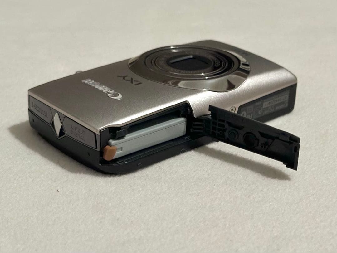 Canon IXY 10S シルバー デジタルカメラ 充電器 バッテリー
