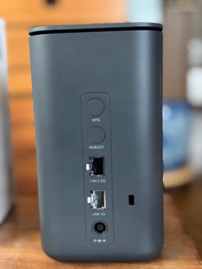 【美品】docomo  5G ホームルーター(HR02）