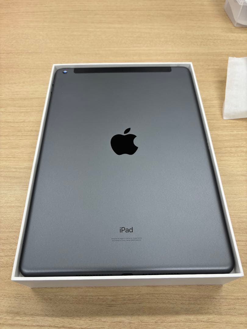 i pad 第8世代　wifi ＋ cellular SIMフリー　128GB