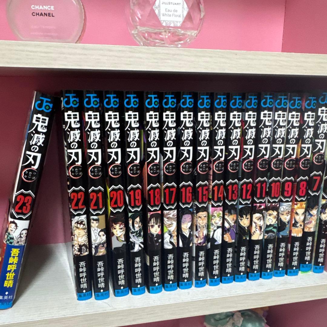 鬼滅の刃 漫画セット + 23巻特典バッジ8個