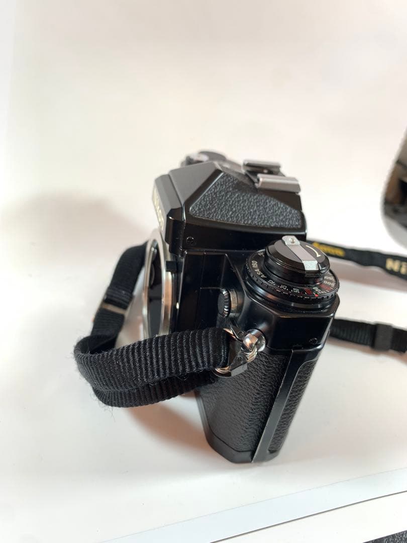 Nikon FE2 フィルム一眼レフカメラ 50mmレンズ、ストロボ付き