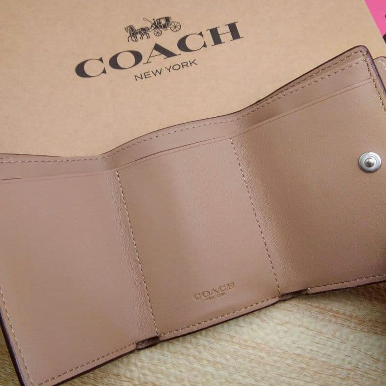 新作　新品　COACH　折り財布　３つ折り財布　レディース
