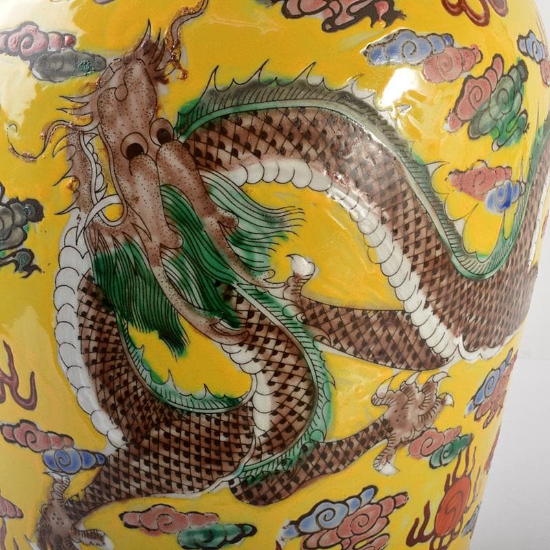 中国美術　大清康熙年製款　黄地五彩　雲龍花卉文瓶　C　5981C