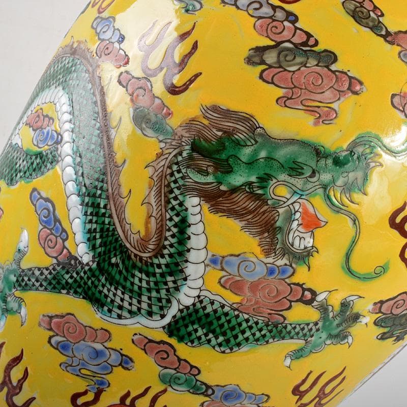 中国美術　大清康熙年製款　黄地五彩　雲龍花卉文瓶　C　5981C