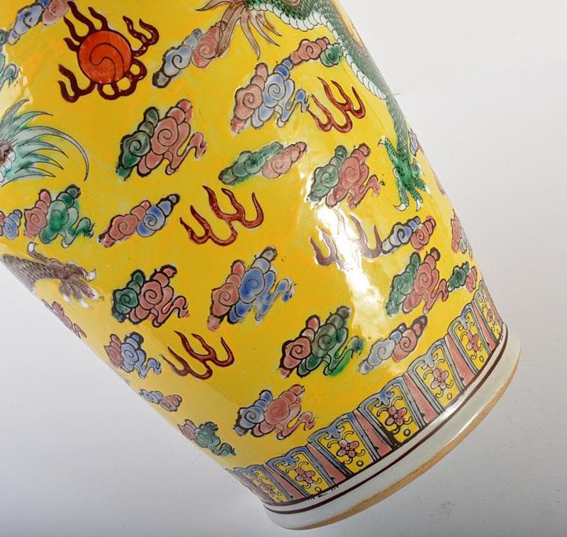 中国美術　大清康熙年製款　黄地五彩　雲龍花卉文瓶　C　5981C