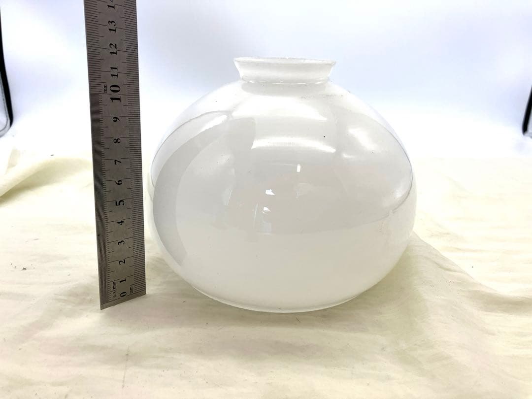 昭和レトロ　ガラスシェード　 乳白硝子 吊り下げ　古いペンダントライト　球型