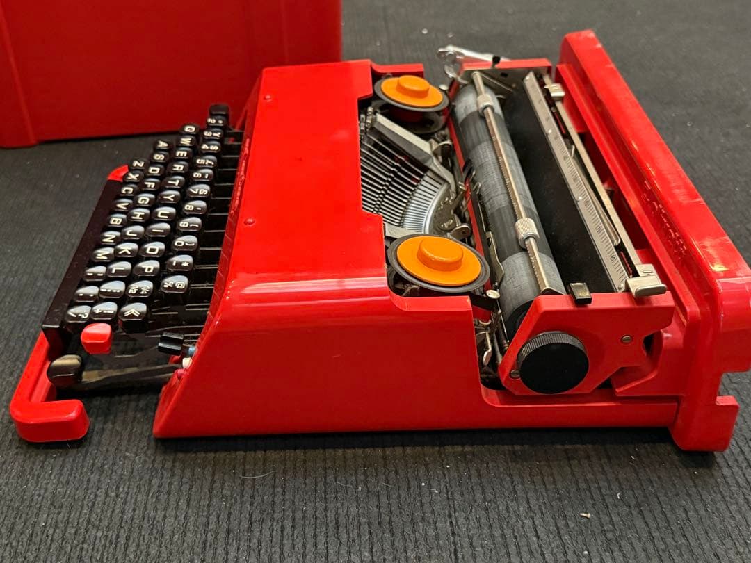 タイプライター　Olivetti Valentine アンティーク