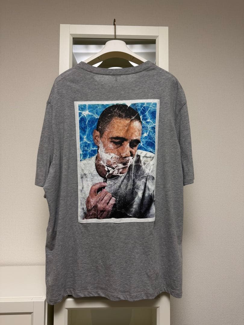 ロエベ グレーTシャツ フロントロゴ バックグラフィック