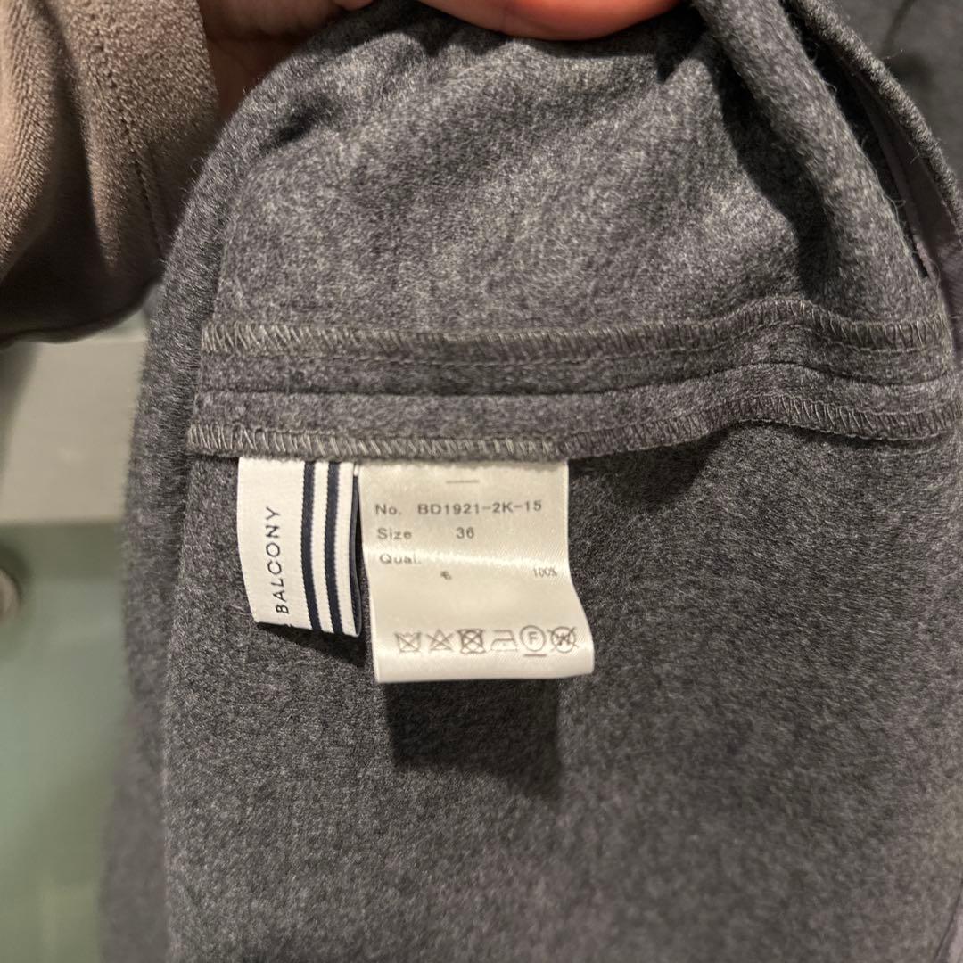 【Drawer】グレーの長袖ひざ丈ワンピース フリル付き