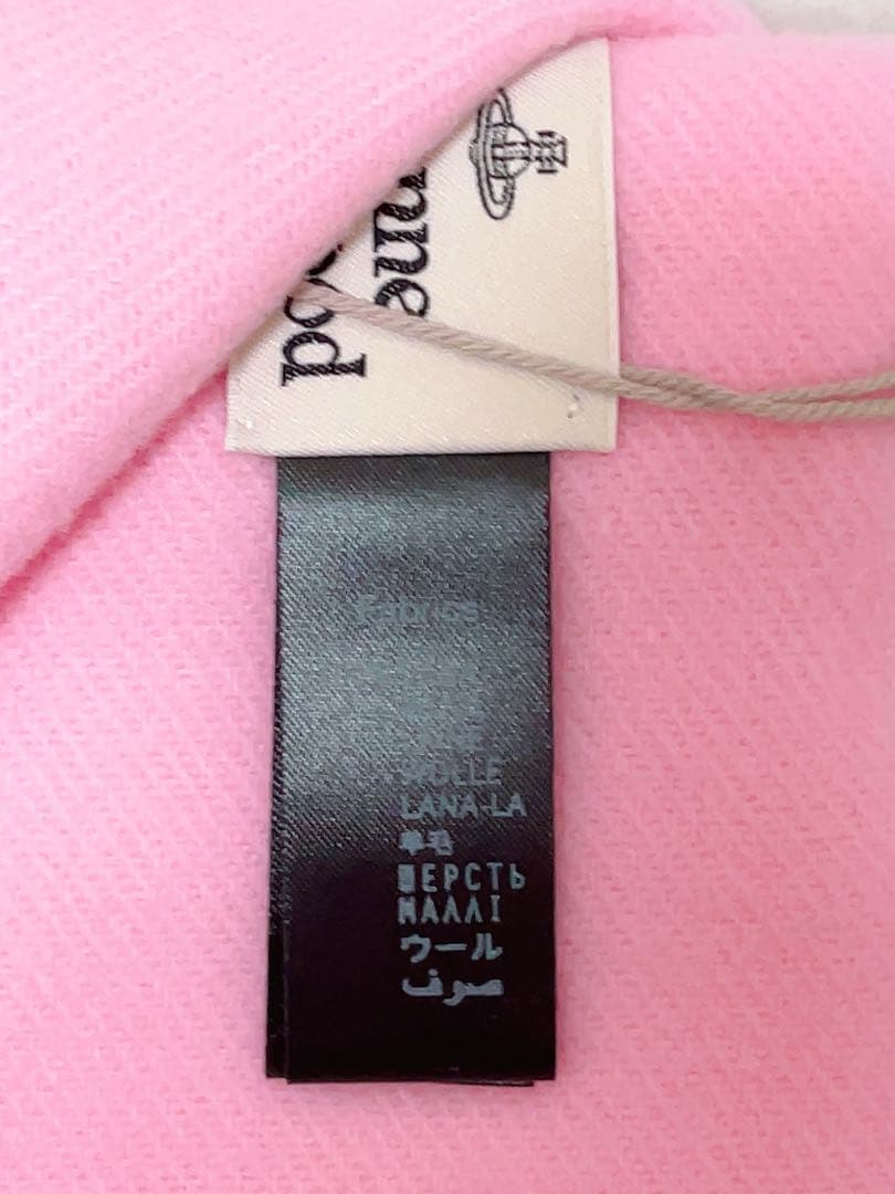 ピンクのウール製マフラー、Vivienne Westwoodのロゴ刺繍入り。