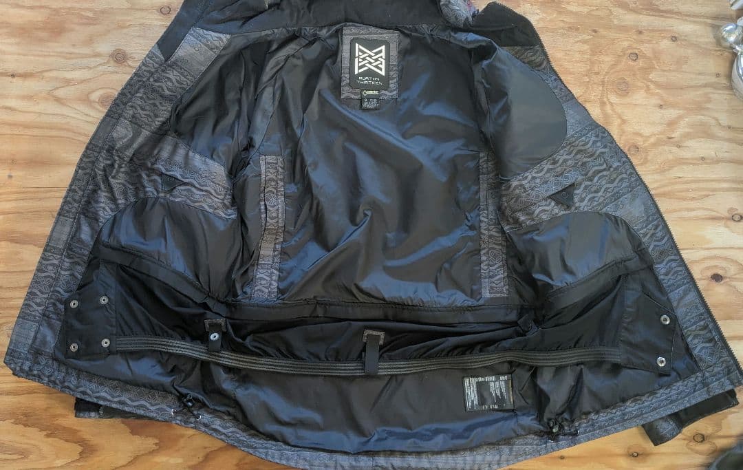 【値下げ】Burton Thirteen スノーボードジャケット