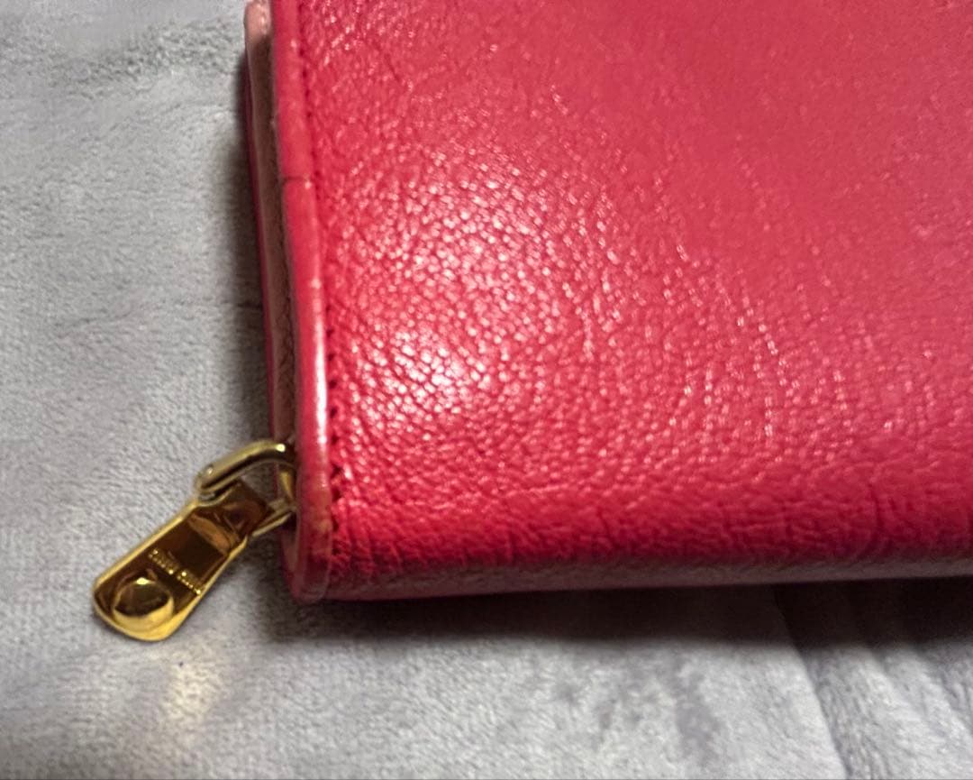 miu miu レッド 二つ折り財布