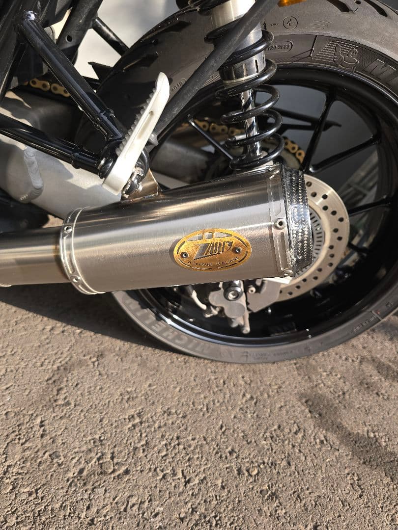 トライアンフスピードツイン1200マフラー