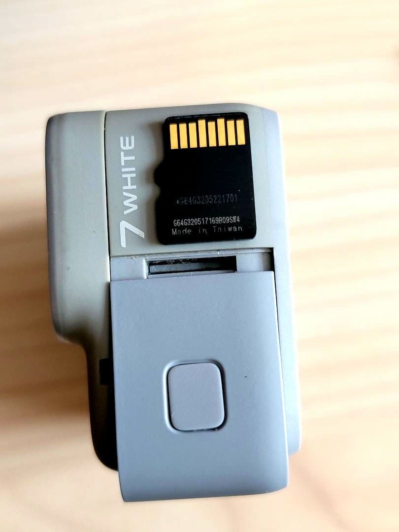 GoPro HERO7 WHITE 【本体 + アクセサリ－パッケージ】