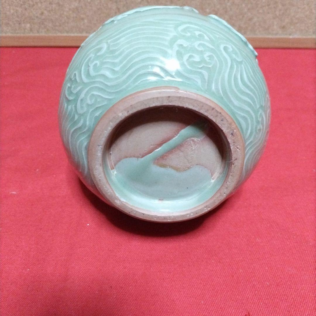 陽刻の龍が貼り付けられた青磁瓶 鶴首 花入 花瓶 唐物 中国 古玩