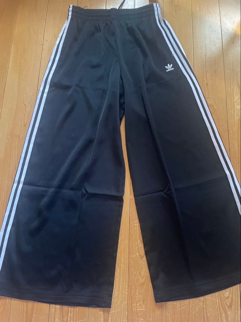 adidas オリジナルス サテン ワイドレッグ トラックパンツ IU2520
