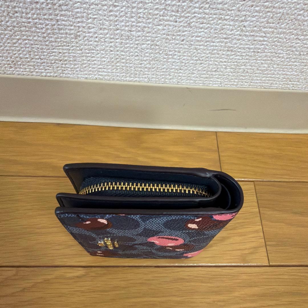 COACH チェリー柄 二つ折り財布 大人可愛い