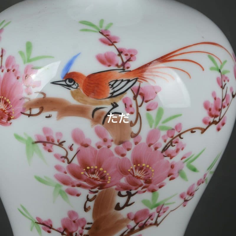 景徳鎮手描きパステルカラーカササギが梅瓶に登ります装飾品 現代工芸品美術品 置物