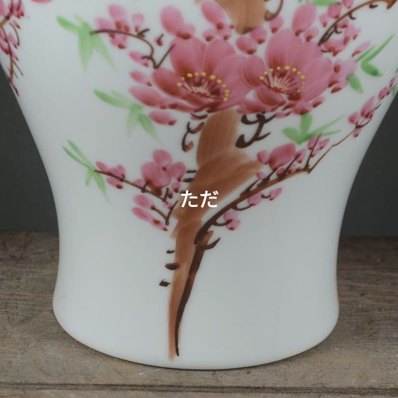景徳鎮手描きパステルカラーカササギが梅瓶に登ります装飾品 現代工芸品美術品 置物