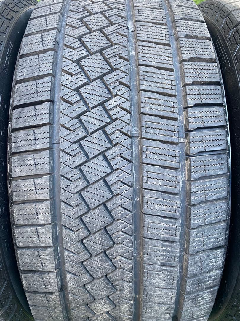 走行300㌔弱！ピレリ アイスゼロアシンメトリコ 245/40R18
