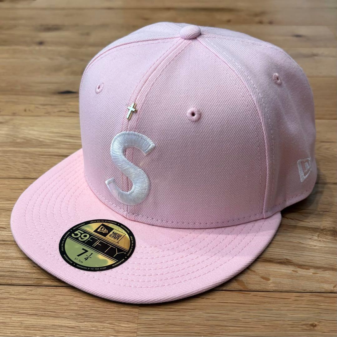 希少 Supreme Gold Cross S Logo New Era ピンク