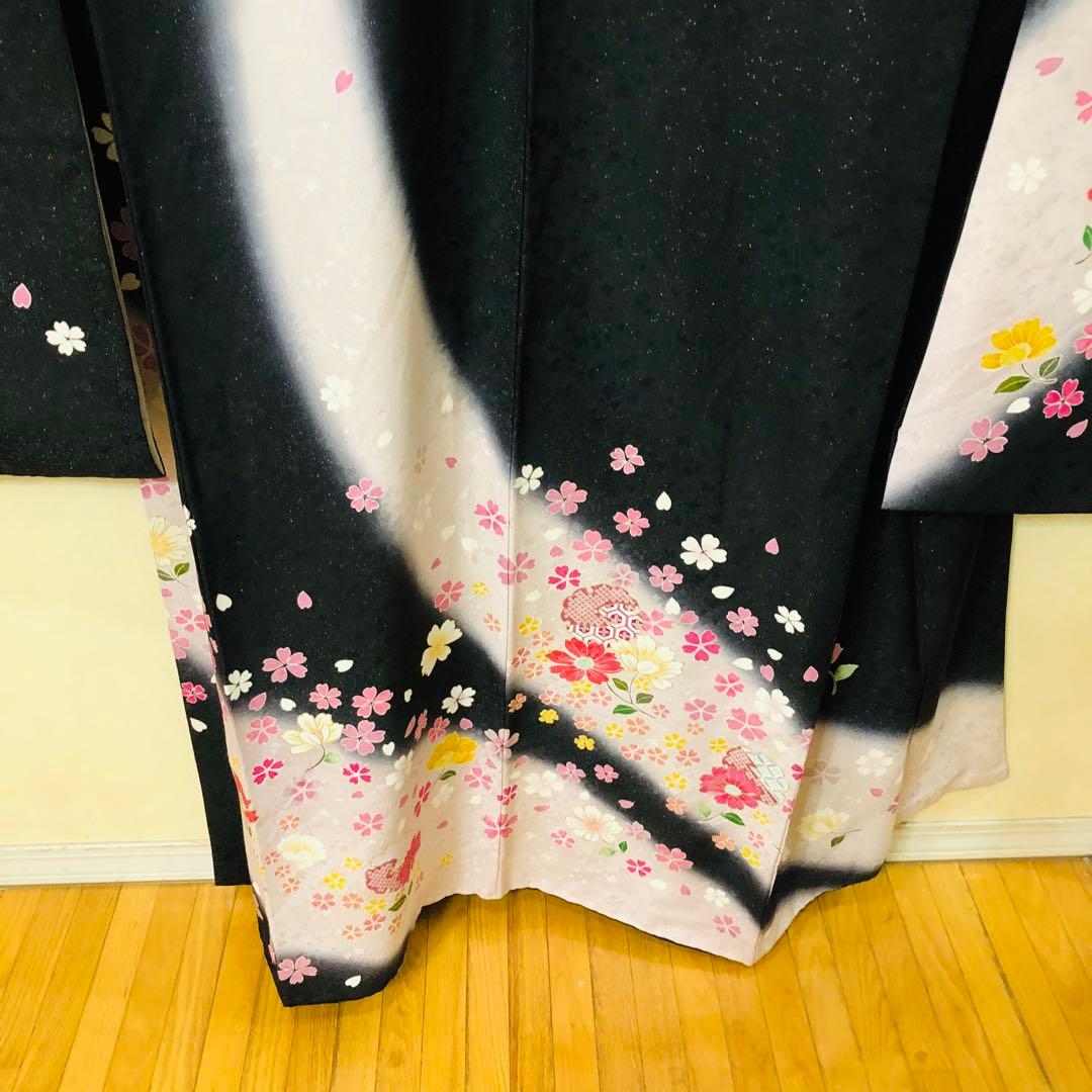 正絹振袖❤️人気黒地ラメキッラキラ煌びやか⭐︎桜舞い散る可憐金彩⭐︎暈し優しい銘品