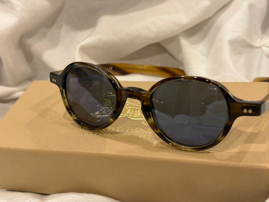 Burberry ブラウンラウンド型サングラス