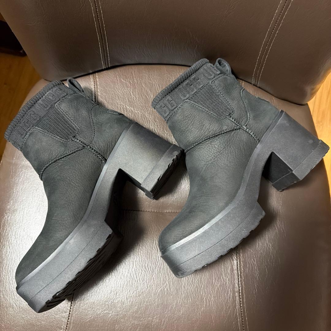 UGG ブラック 厚底ショートブーツ