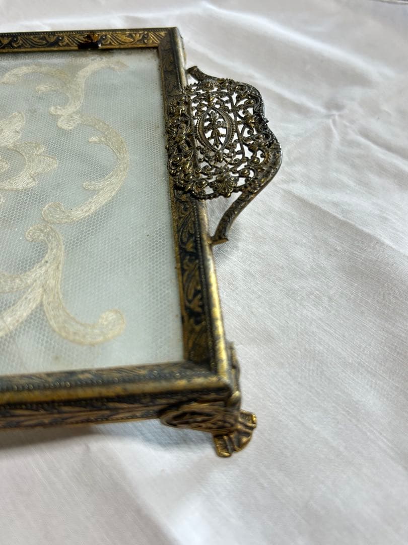 アンティークレーストレイ　刺繍入り装飾トレイ　フランス蚤の市　アンティーク雑貨