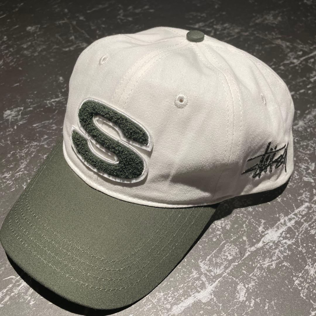 Stussy Sロゴ刺繍キャップ ホワイト/モスグリーン