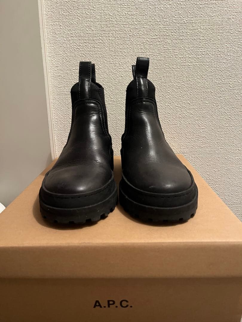 A.P.C. ブラック サイドゴアブーツ