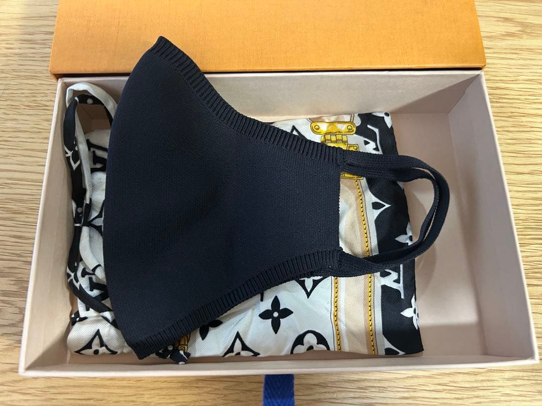 LOUIS VUITTON 黒マスク ロゴ入り